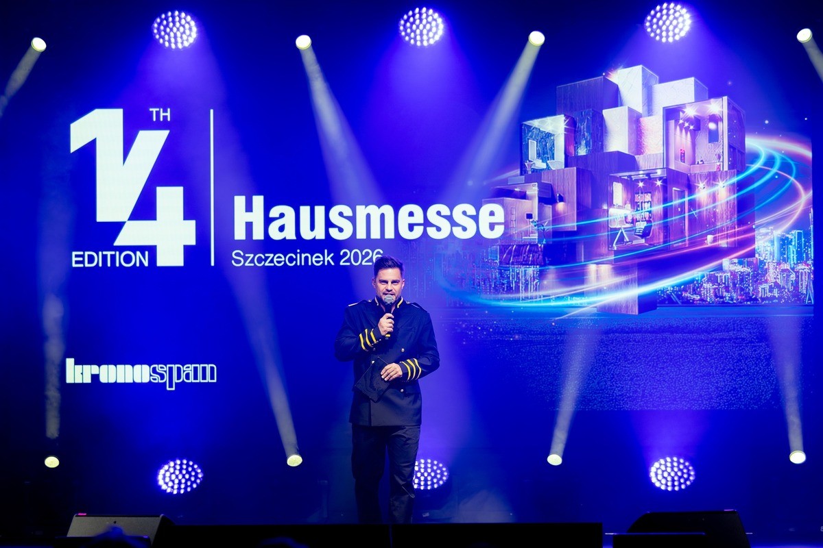 Otwarcie 14. edycji targów Hausmesse 2026 na scenie w Szczecinku — prowadzący z mikrofonem na tle ekranu z logo wydarzenia