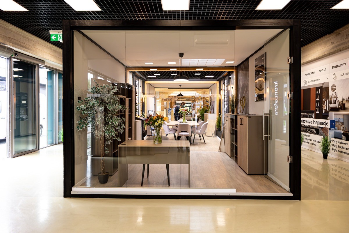 Goście podczas wydarzenia w Kronospan Design Center