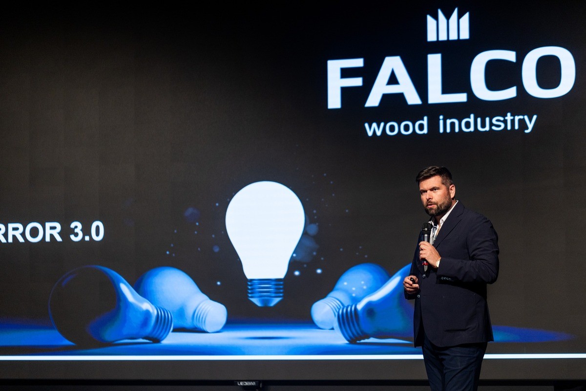 Prowadzący prezentuje kolekcję płyt meblowych podczas szkolenia Kronospan Design Center