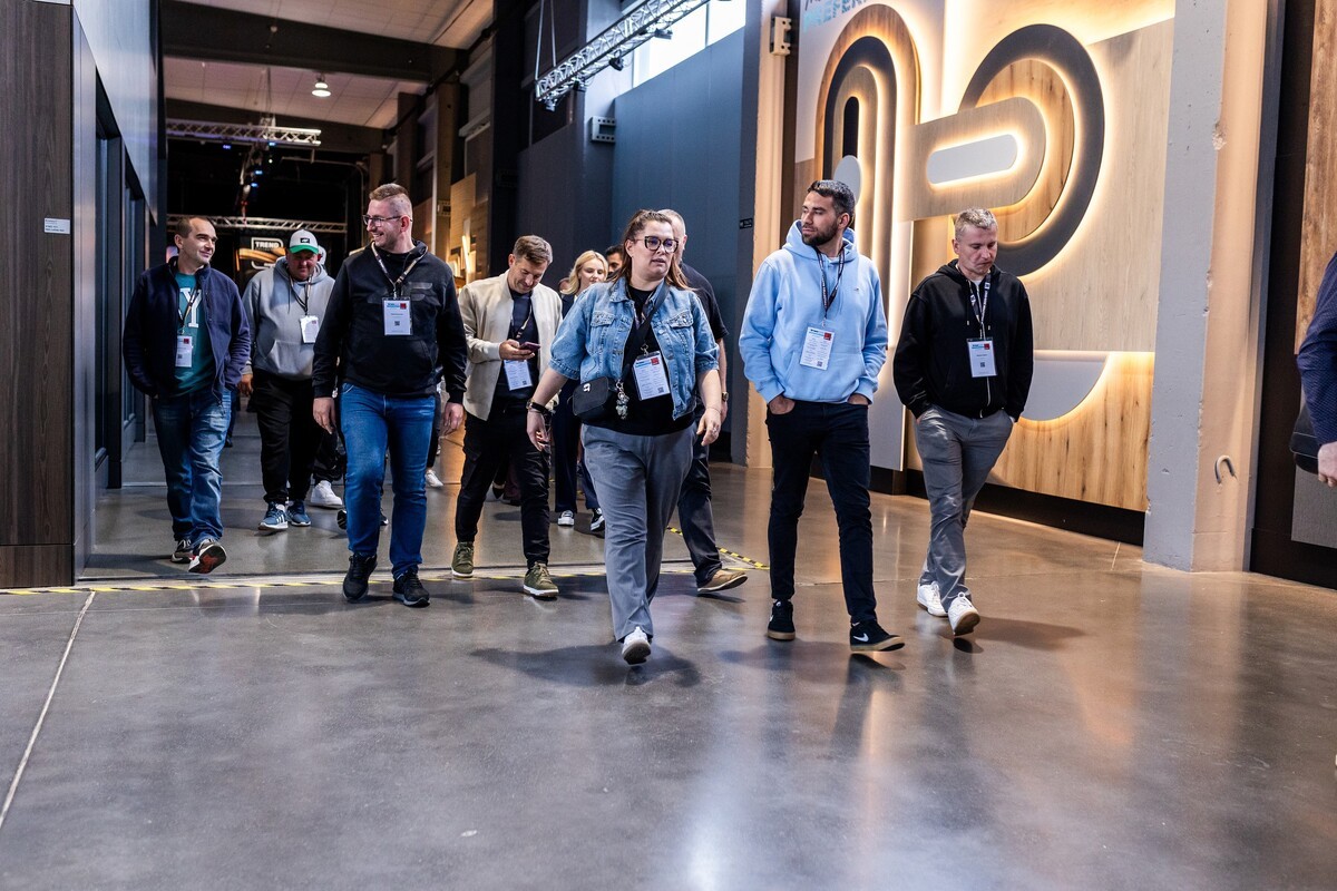 Sala ekspozycyjna z panelami ściennymi ROCKO w Kronospan Design Center