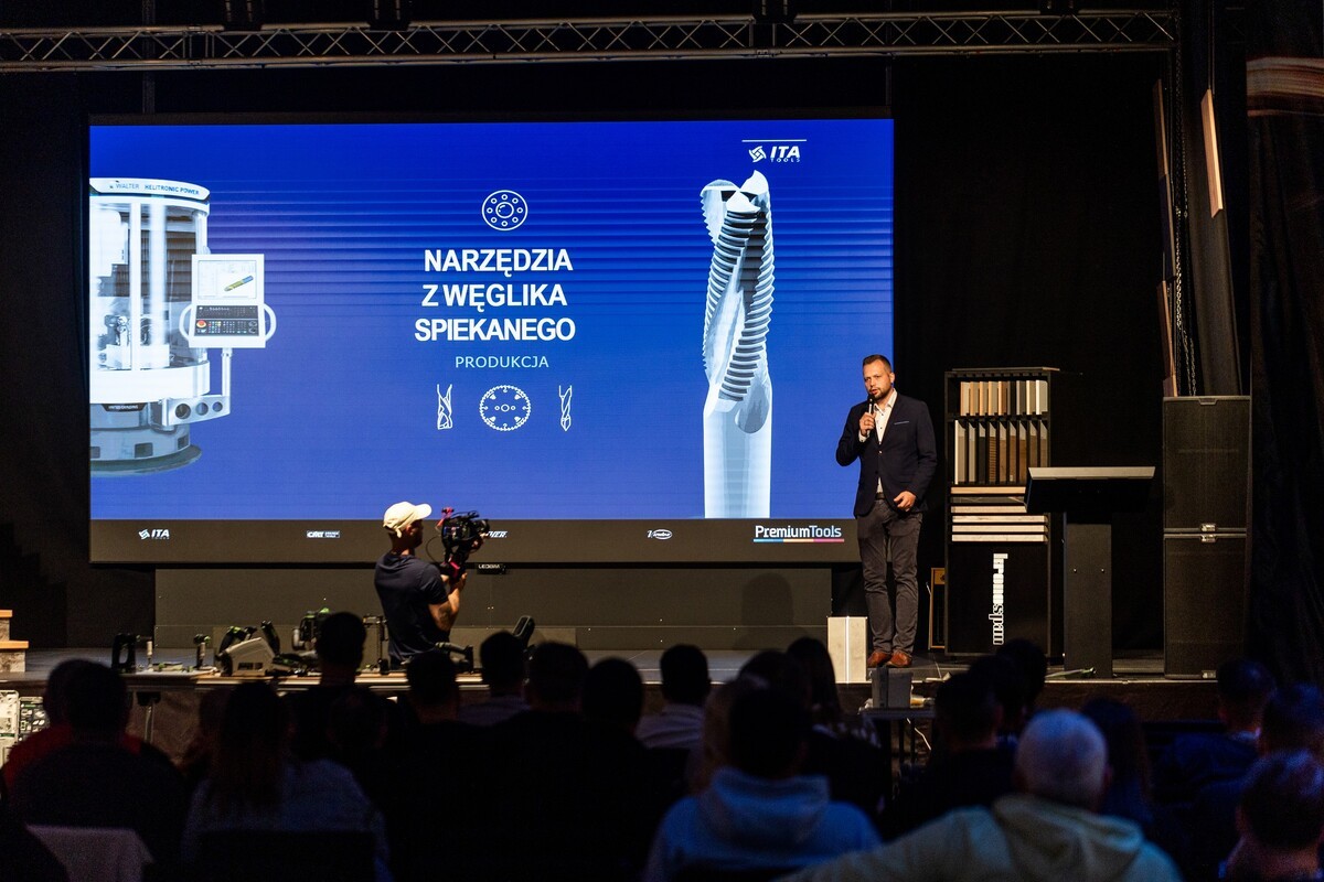 Uczestnicy szkolenia Kronospan analizują faktury dekorów w Szczecinku